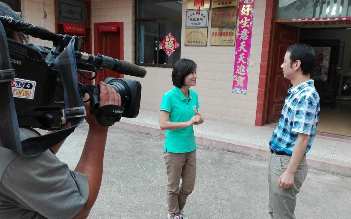 央视远方的家聚焦扬州刺绣大师，朱军成匠心绽于世界舞台
