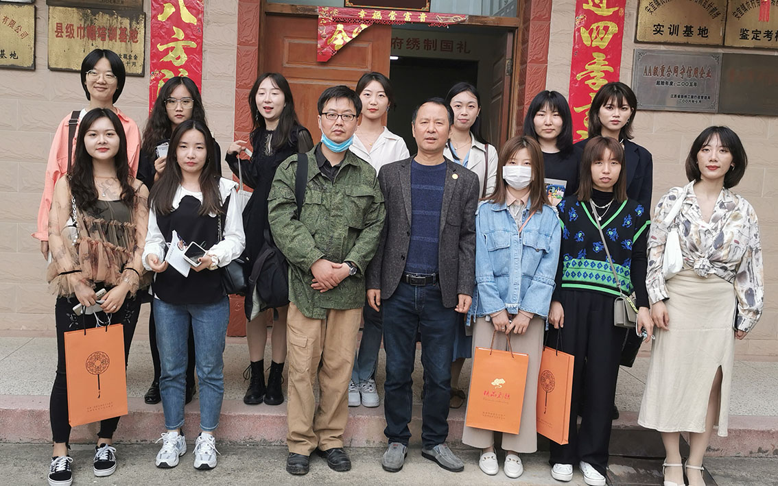 扬州大学美术与设计学院与礼好一然绣研究院开展交流研学活动