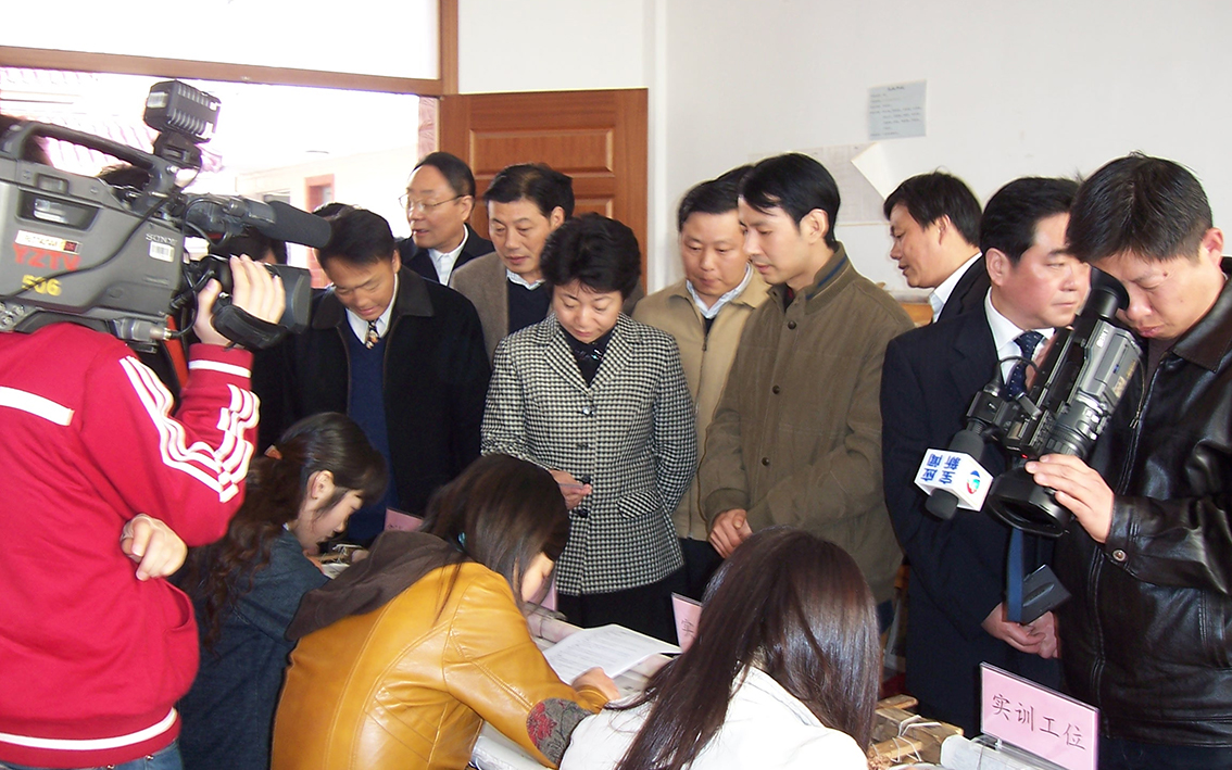 省常委副省长黄莉新等领导来我所参观乱针刺绣培训.jpg