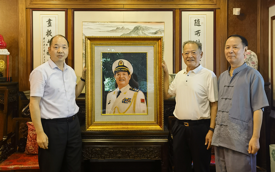 绣艺臻品敬戎装，朱军成为顾文根将军刺绣肖像