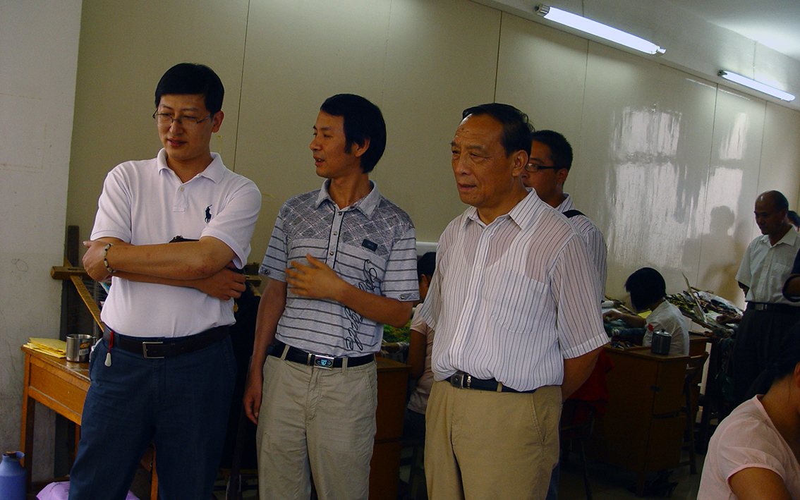 扬州市政协副主席朱福生、扬州市文联主席曹永森参观乱针绣大师朱军成的工作室5.jpg