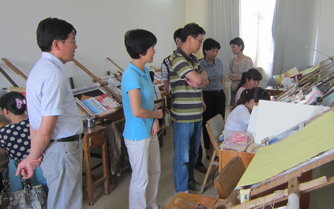 扬州市团委书记王志海莅临扬州市礼好一然绣研究院朱军成工作室，宝应县县委常委、组织部长王友芳全程陪同视察5.jpg