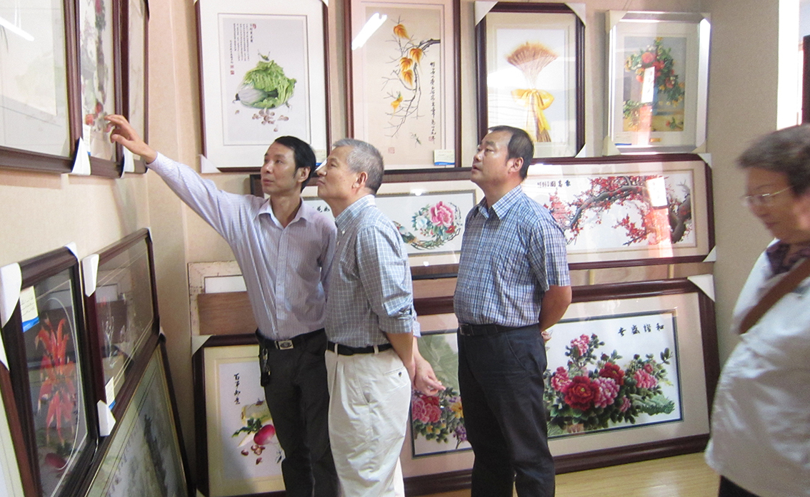 2012 年 9 月 14 日，江门市委书记蒋进专程拜访了乱针绣大师朱军成，宝应原政协主席韩国柱、副县长陈寿英、县委副书记顾长荣全程陪同。2.jpg