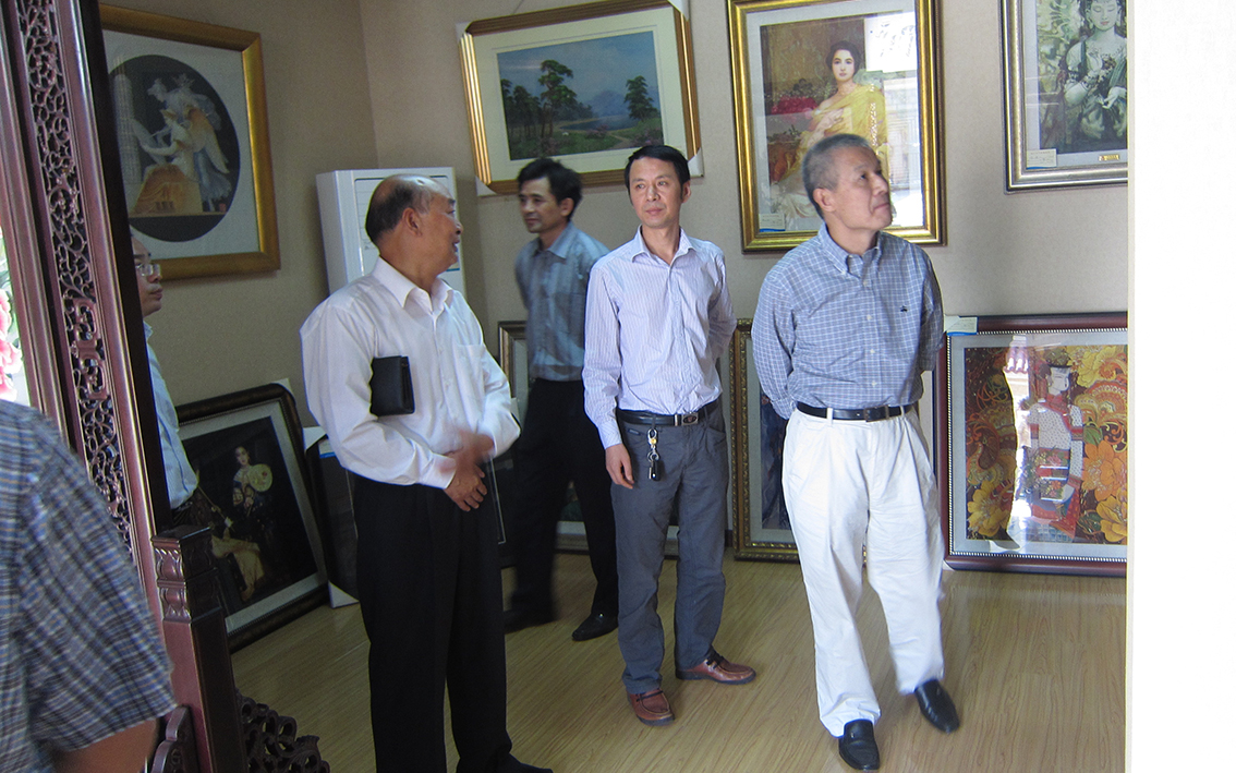 2012 年 9 月 14 日，江门市委书记蒋进专程拜访了乱针绣大师朱军成，宝应原政协主席韩国柱、副县长陈寿英、县委副书记顾长荣全程陪同。1.jpg