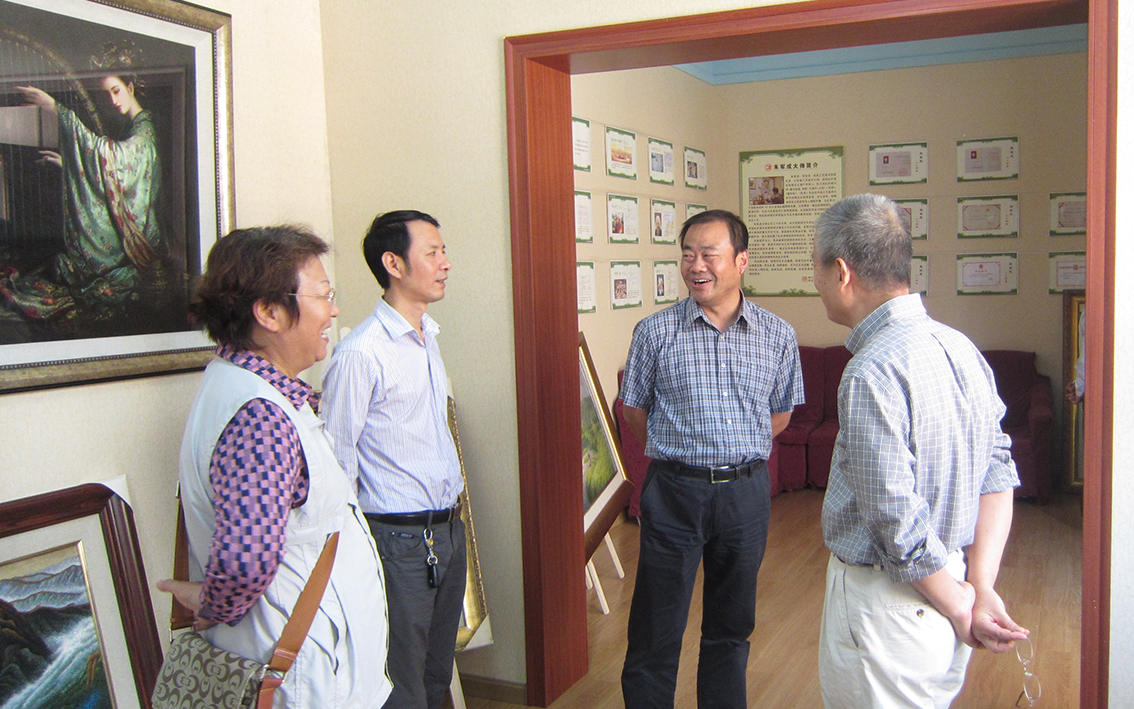 2012 年 9 月 14 日，江门市委书记蒋进专程拜访了乱针绣大师朱军成，宝应原政协主席韩国柱、副县长陈寿英、县委副书记顾长荣全程陪同。4.jpg