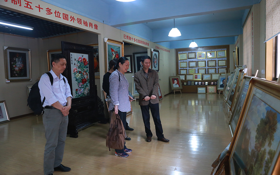 苏州工艺美校教授李明与发绣大师周莹华等一行人专程拜访朱军成大师,就中国工艺美术全集・江苏卷的编辑事宜展商讨2.jpg