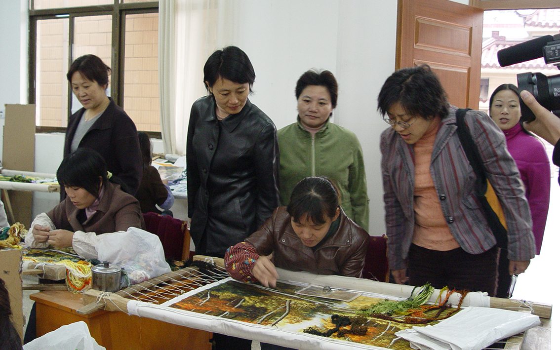 江苏省市县妇联主席一行人莅临扬州市礼好一然绣研究院朱军成工作室，.jpg