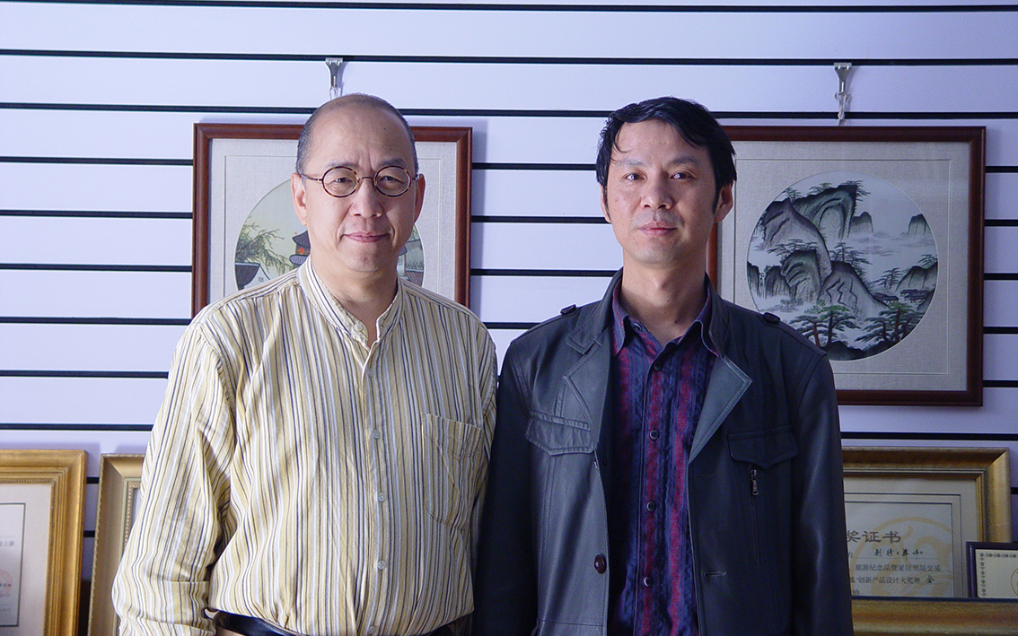 华东理工大学艺术设计与传媒学院院长程建新在宝应县科技局局长徐生力的陪同下，专程拜访了扬州市礼好一然绣研究院的朱军成大师1.jpg