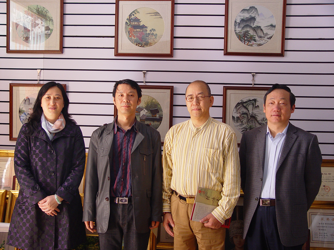 华东理工大学艺术设计与传媒学院院长程建新在宝应县科技局局长徐生力的陪同下，专程拜访了扬州市礼好一然绣研究院的朱军成大师.jpg