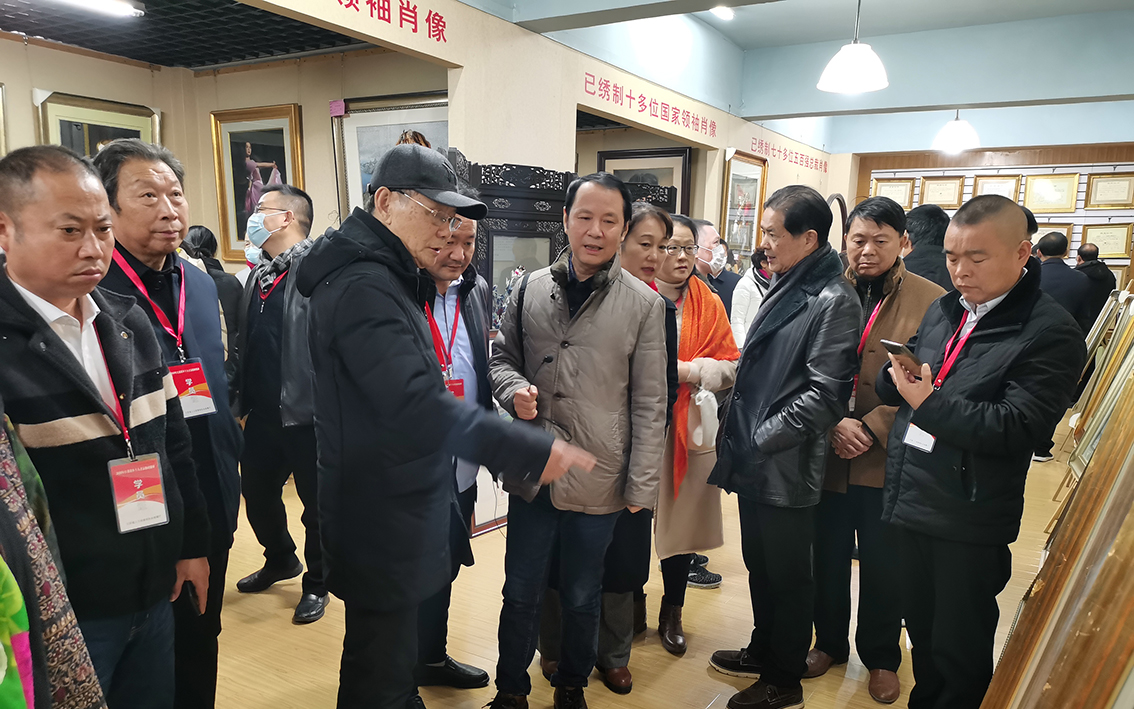 江苏省乡土人才高级研究班走进扬州礼好一然绣研究院开展学术交流,朱军成,焦宝林,萧剑波.jpg