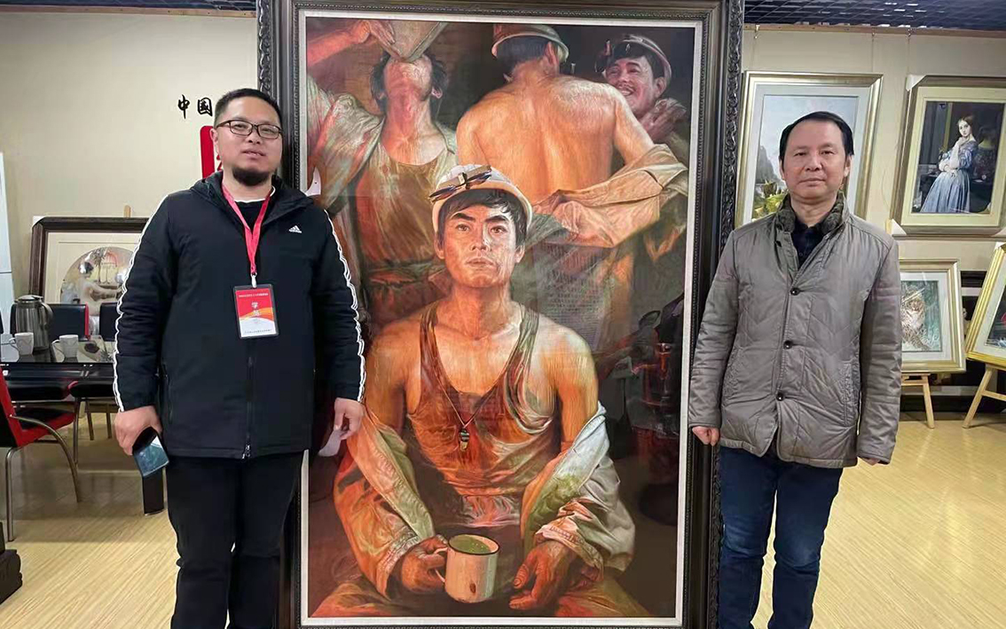江苏省乡土人才高级研究班走进扬州礼好一然绣研究院开展学术交流,朱军成和学员在钢铁汗水刺绣作品前合影1.jpg