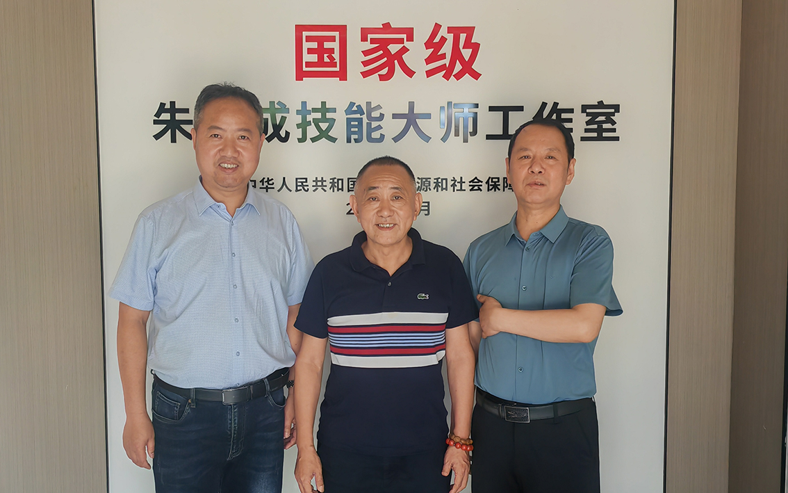 扬州市文化馆与大师共探宝应乱针绣非遗保护,张富泉,张来喜,朱军成,朱峻岭,潘明智,曹文阳合影1.jpg