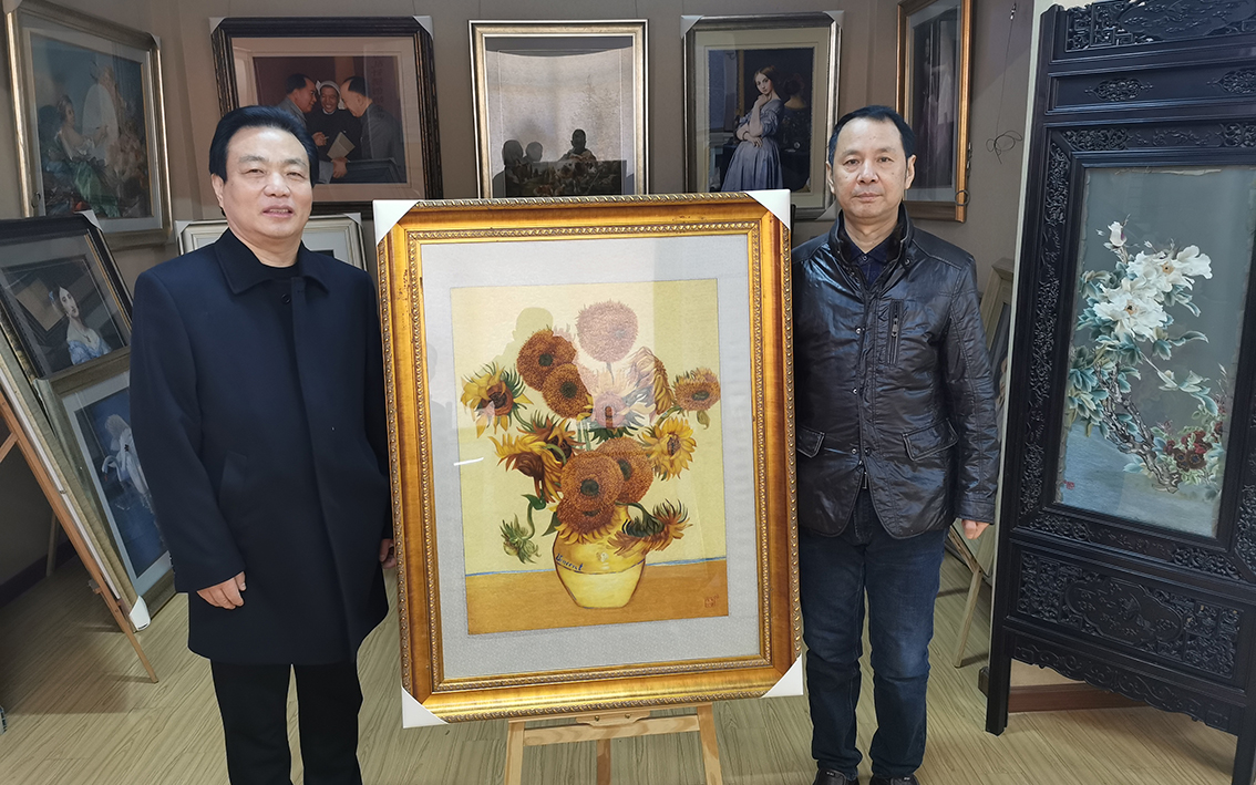 葛司令参观扬州礼好一然绣研究院，高度赞赏朱军成乱针绣作品2.jpg