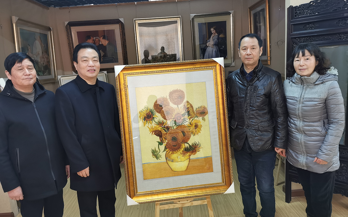葛司令参观扬州礼好一然绣研究院，高度赞赏朱军成乱针绣作品1.jpg