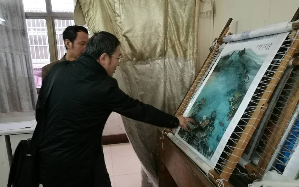 扬州大学与礼好一然绣研究院共商研究生工作站建设,贺万里和朱军成商讨刺绣作品修改方案.jpg