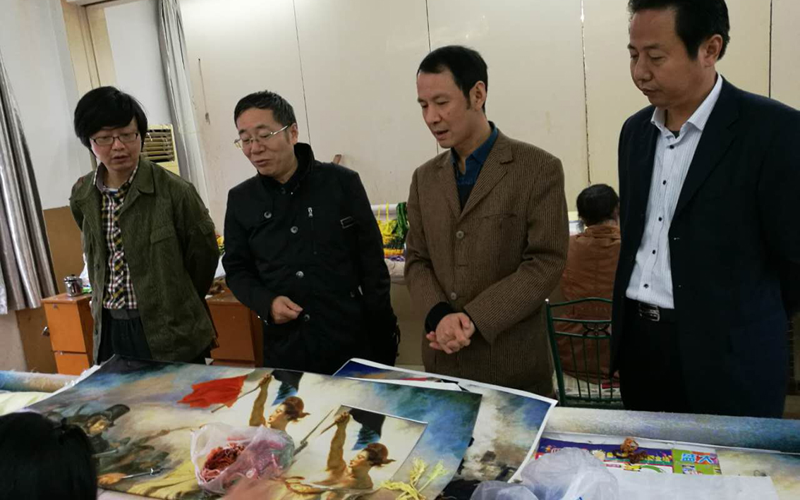 扬州大学与礼好一然绣研究院共商研究生工作站建设,顾浩,贺万里,曹文阳,参观朱军成工作室.jpg