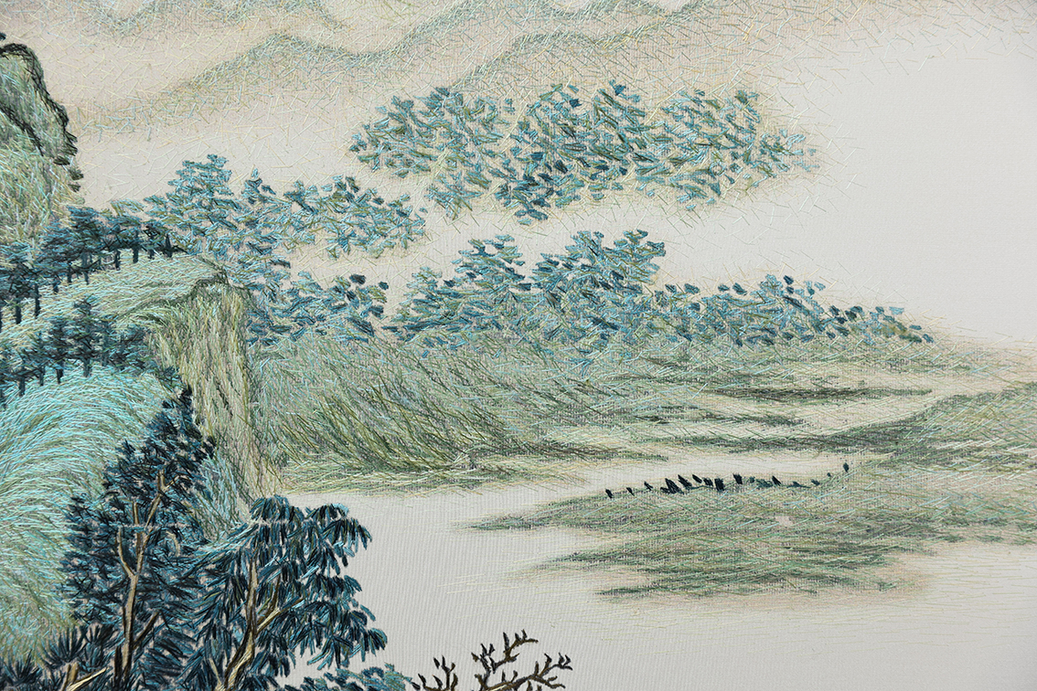 青绿山水刺绣：精湛工艺的视觉盛宴，扬州市礼好一然绣研究院国家级朱军成技能大师工作室绣制5.jpg