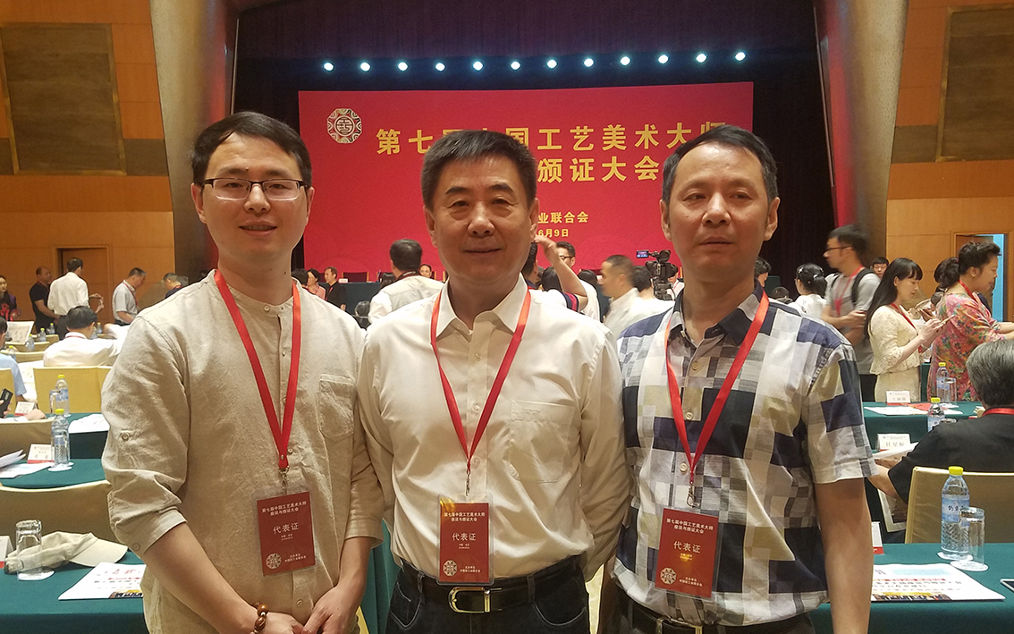 朱军成荣膺第七届中国工艺美术大师称号,朱志丹和王志杰.jpg