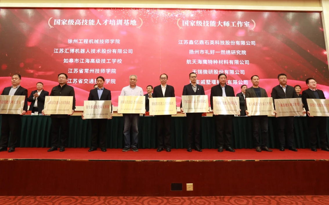 朱军成工作室获国家级殊荣：刺绣与绘画共铸艺术高峰.jpg