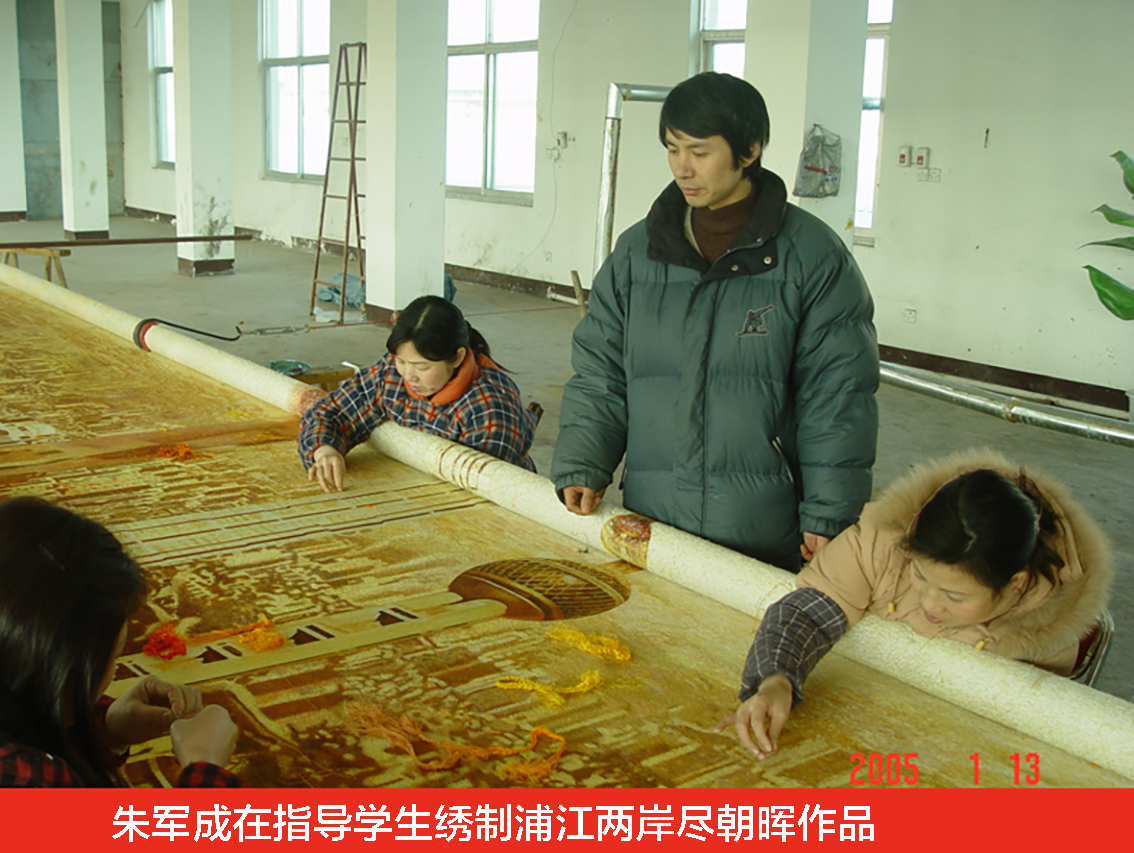 扬州市礼好一然绣研究院：北京人民大会堂苏绣壁画的璀璨华章，朱军成在指导学生绣制浦江两岸尽朝晖作品.jpg