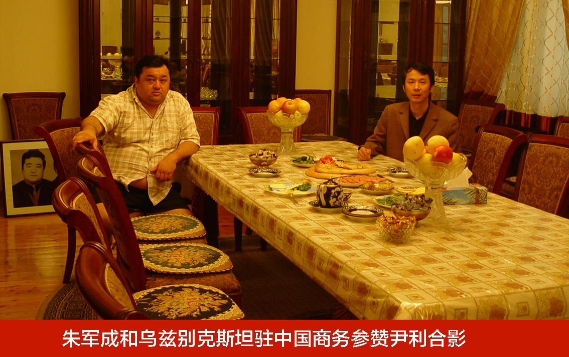 扬州市礼好一然绣研究院朱军成在乌兹别克斯坦住华参赞伊利家座客.jpg