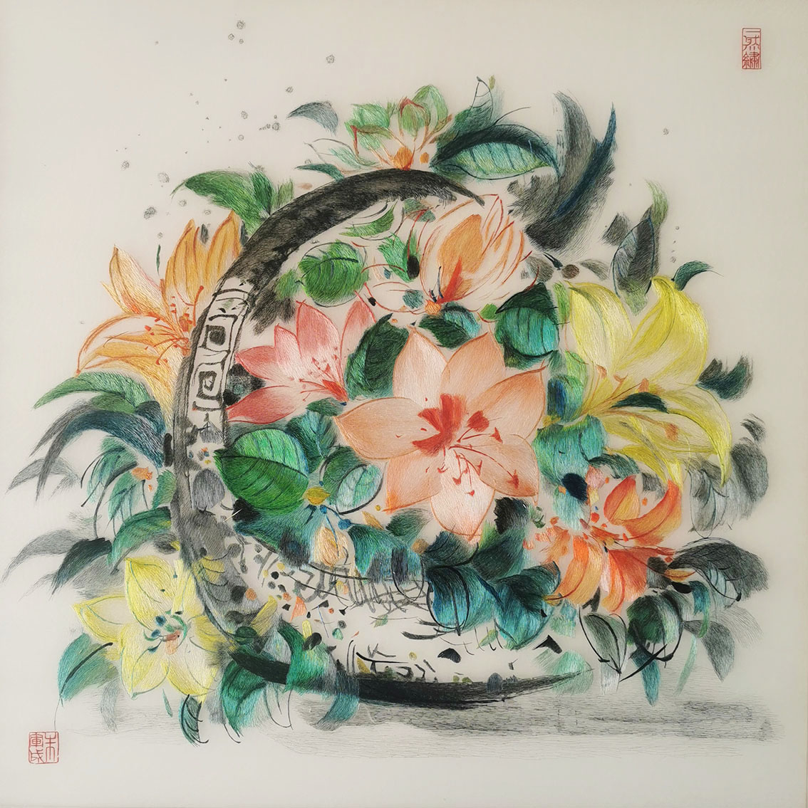 2003年礼好绣院绣制吴冠中作品，艺术与交流的完美融合，朱军成和清华美院副院长卢新华院长助理张世川-花篮.jpg