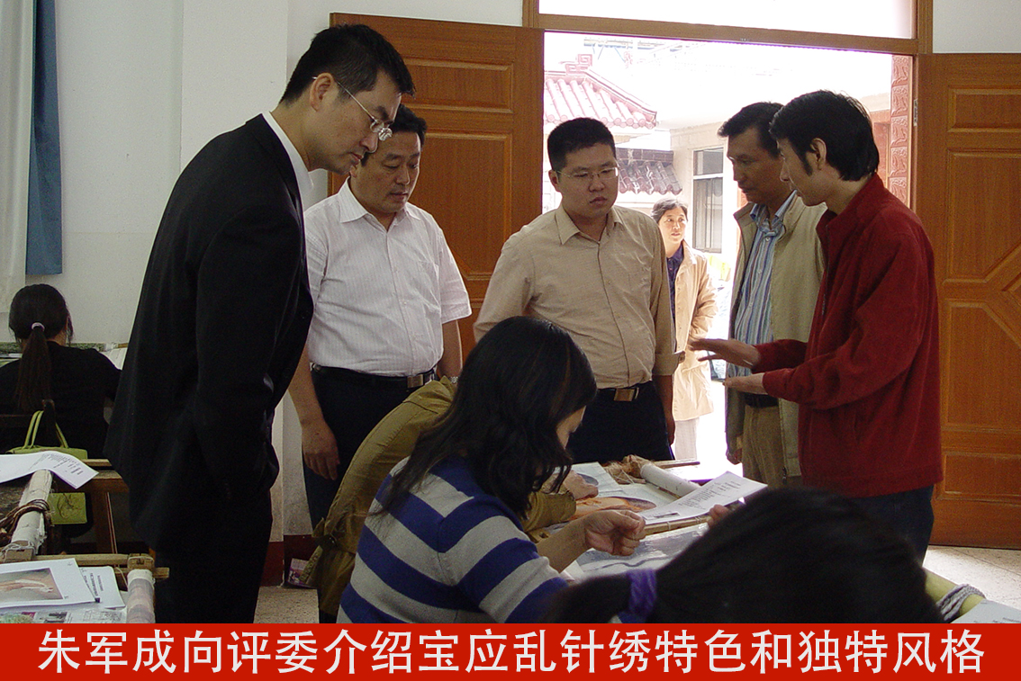 朱军成向评委介绍宝应乱针绣特色和独特风格.jpg