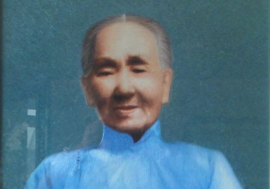礼好绣院刺绣肖像再现温先生母亲风采之美—— 与黑白照片对比