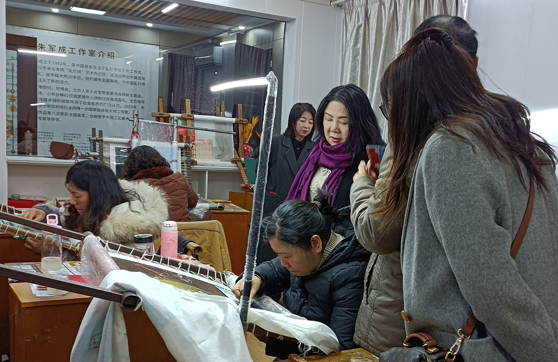 杭州爵绣服饰文化有限公司与扬州市礼好一然绣研究院交流刺绣文化-王玉平团队参观朱军成工作室.jpg