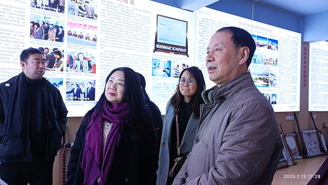 杭州爵绣服饰文化有限公司与扬州市礼好一然绣研究院交流刺绣文化-王玉平团队参观一然绣博物馆.jpg
