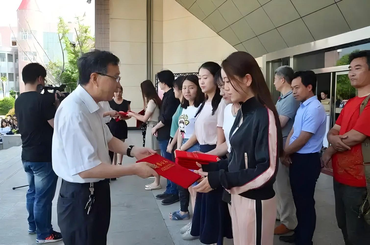 2018级扬州大学美术与设计学院研究生李成，2018年进入扬州市礼好一然绣研究院省级研究生工作站学习1(1).jpg
